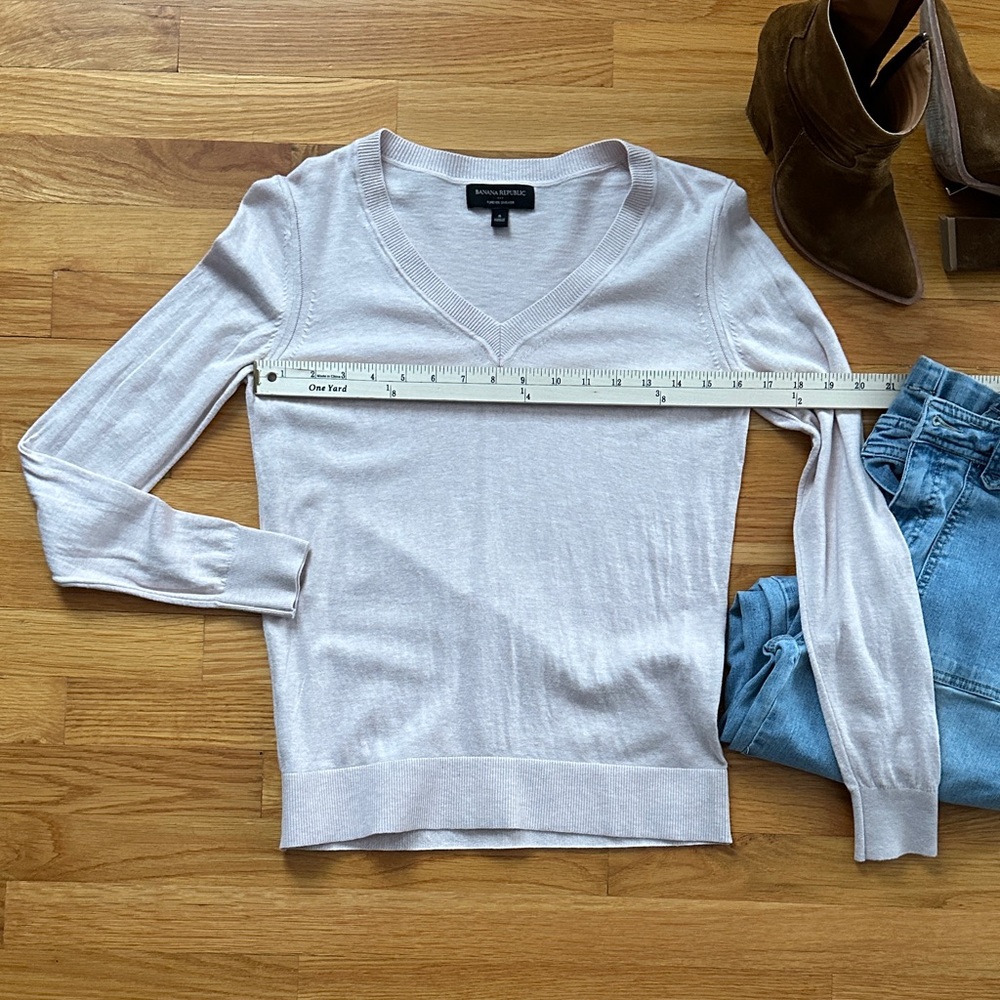 Banana Republic/ V-Neck Sweater in oatmeal color/ Size Small